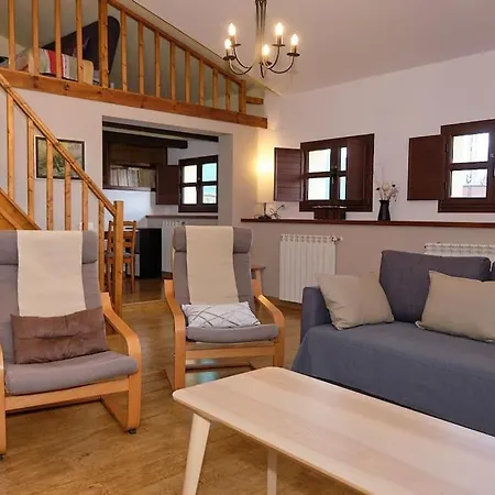 Casa De Pueblo Adosada, En La Zona Rural De Gijon. Tatil Evi